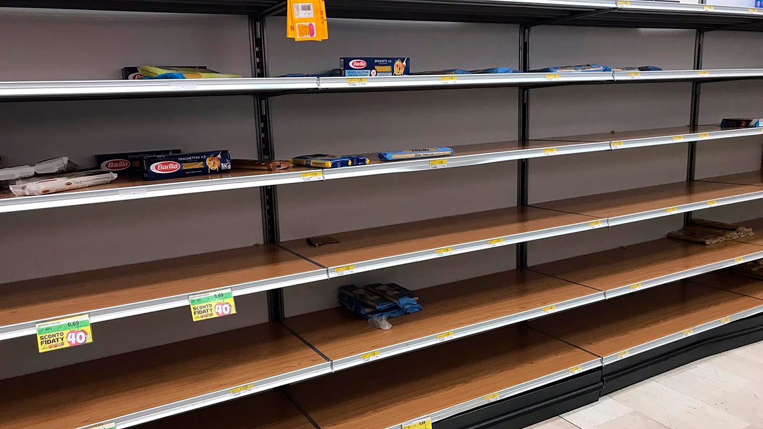 Estanterías vacías en los supermercados de Lombardía el domingo