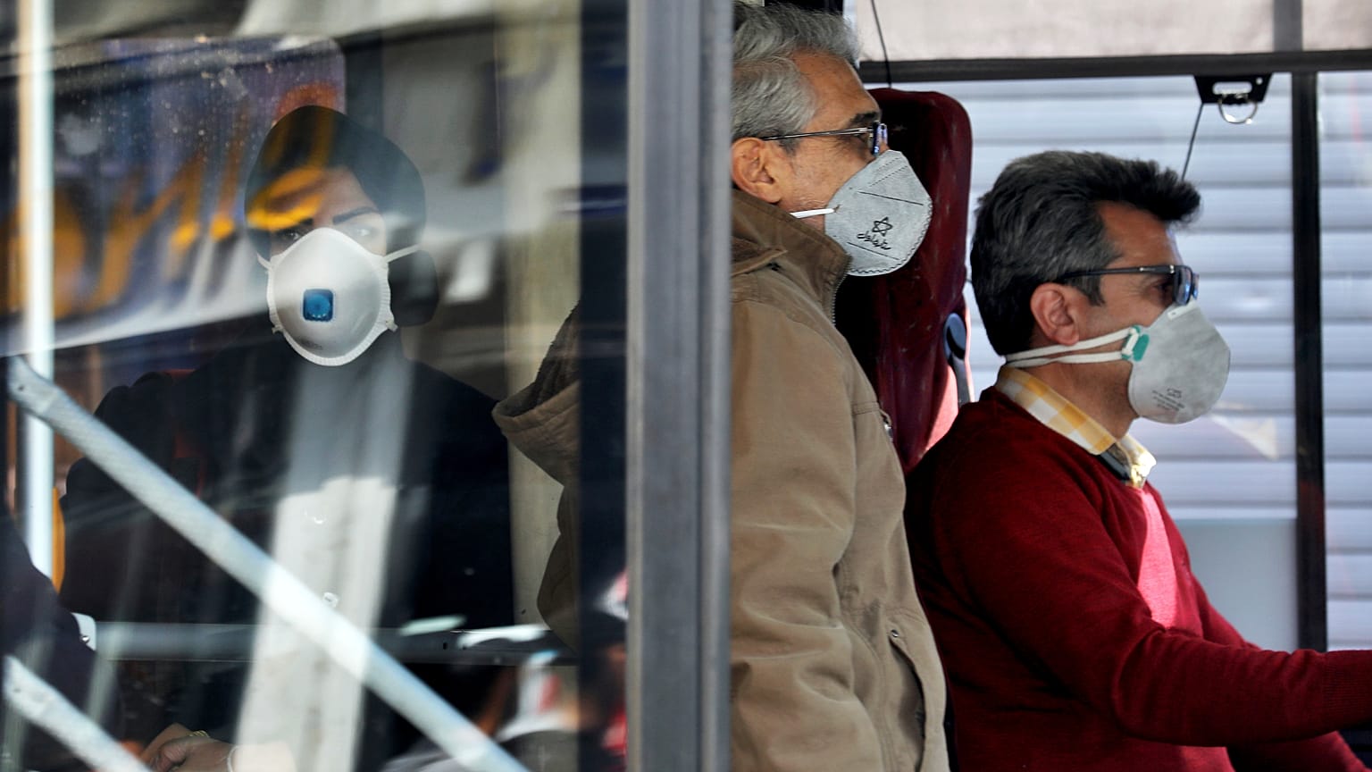 Tahran'da otobüs yolcuları 