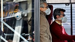 Tahran'da otobüs yolcuları 
