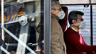 Tahran'da otobüs yolcuları 