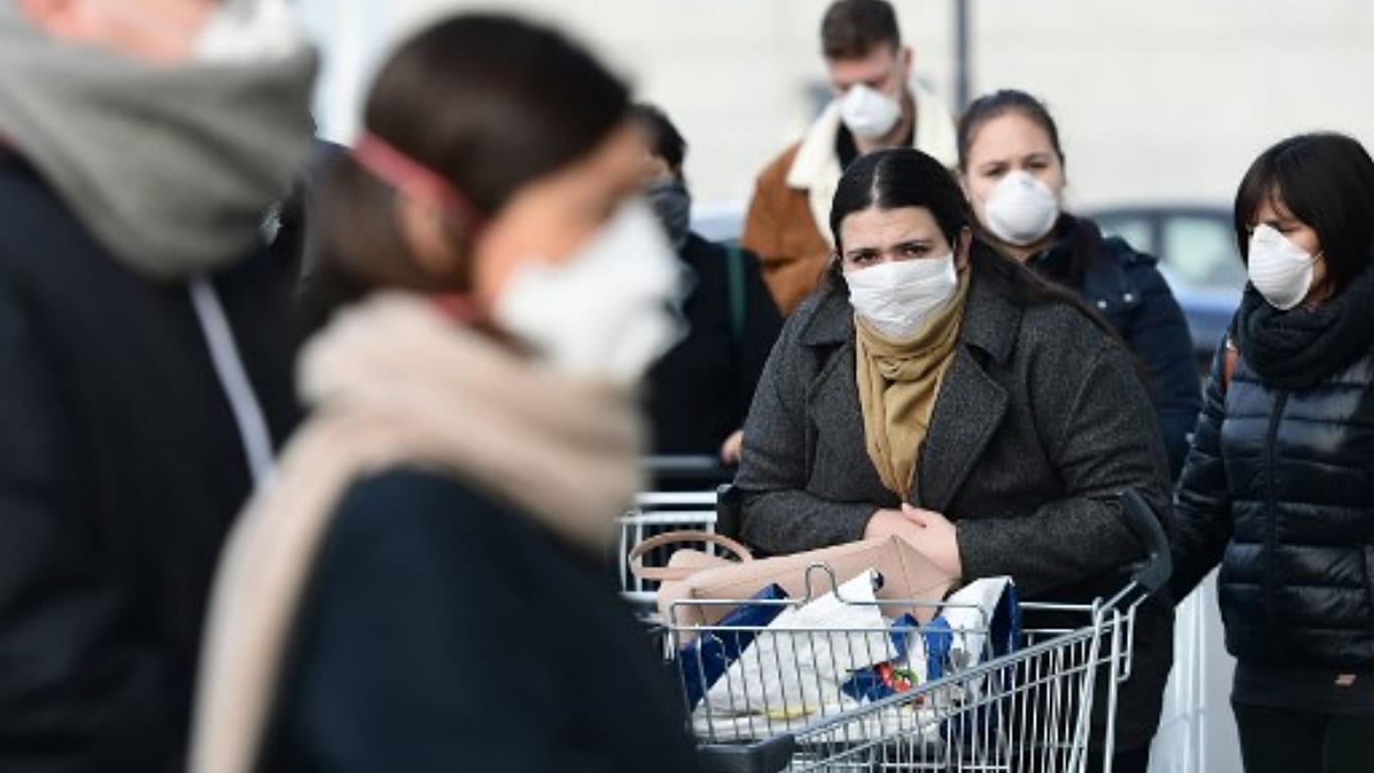 İtalya'da maske takan insanlar