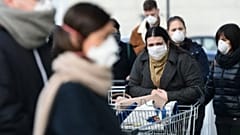 İtalya'da maske takan insanlar