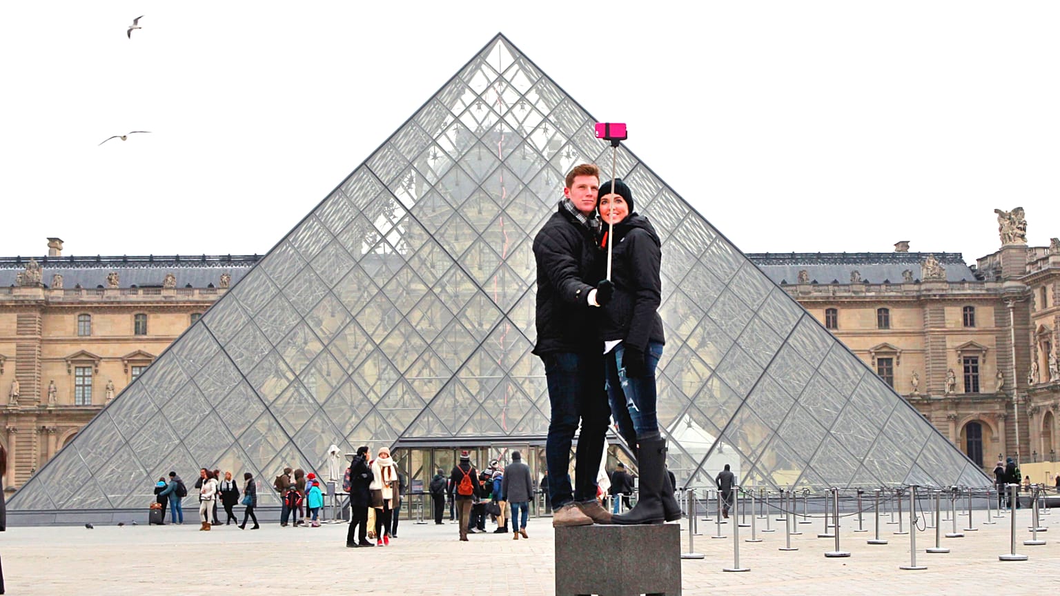 Louvre Piramidi (Louvre Müzesi'nin girişi) - Paris