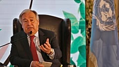 الأمين العام للأمم المتحدة، أنطونيو غوتيريش، خلال حديث عن التنمية المستدامة وتغير المناخ، في إسلام أباد، باكستان.