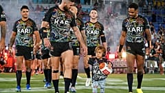 Quaden Bayles, (9), lidera al Indigenous All Stars en el campo con el capitán Joel Thompson antes del partido NRL Indigenous All-Stars vs Maori Kiwis en el CBus Super Stadium 