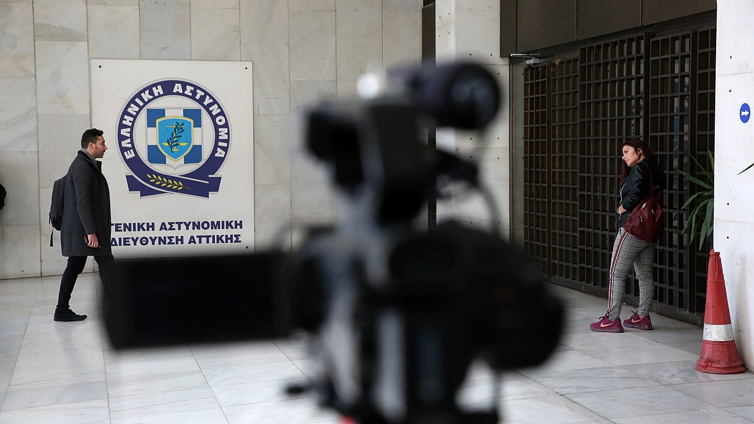 Τηλεοπτικά συνεργεία στημένα στην είσοδο της ΓΑΔΑ