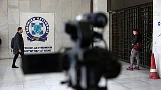 Τηλεοπτικά συνεργεία στημένα στην είσοδο της ΓΑΔΑ