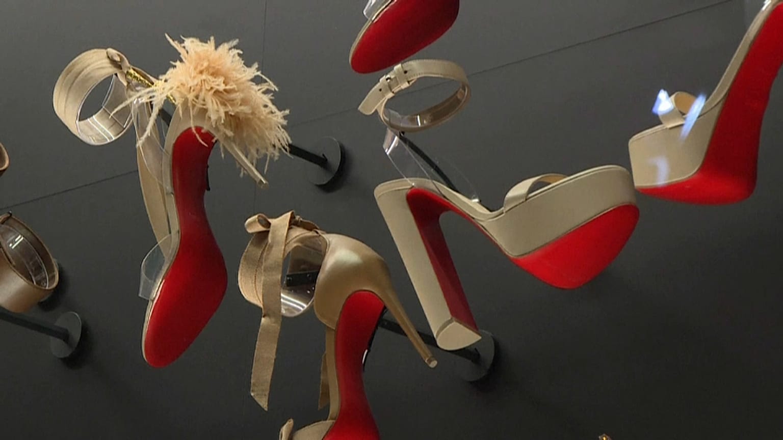A Paris, les semelles rouges de Christian Louboutin s'exposent