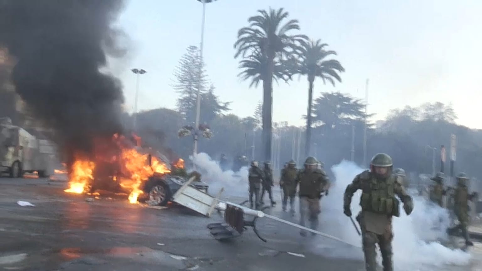 Polizisten während einer Auseinandersetzung mit Demonstranten in Vina del Mar