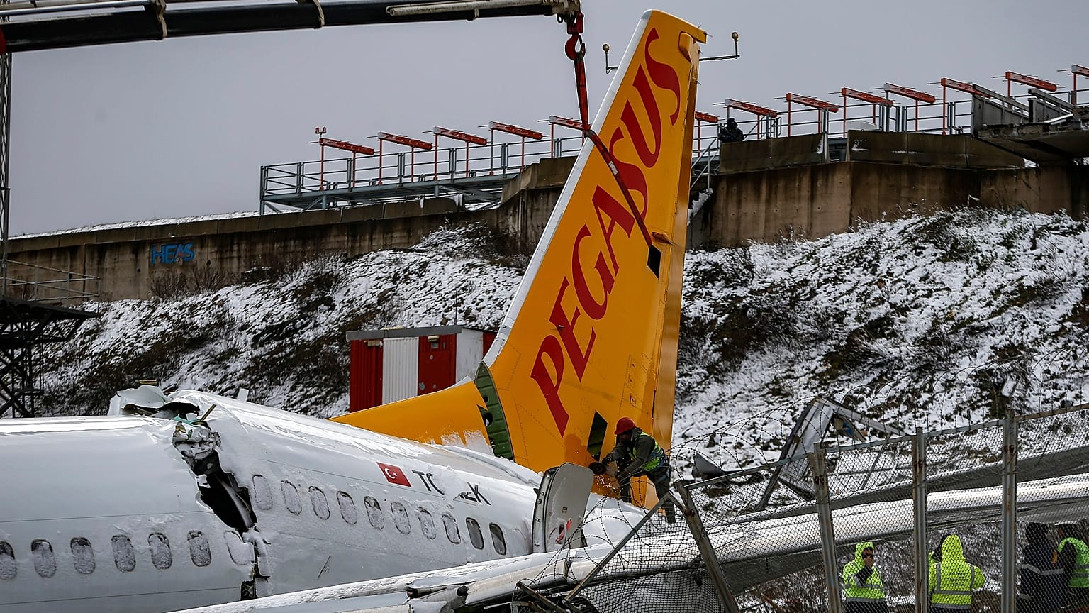 Pegasus Havayolları'na ait yolcu uçağı pistten çıkmış, 3 kişi hayatını kaybetmişti
