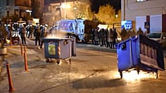 Κάτοικοι της Λέσβου πραγματοποιούν συγκέντρωση διαμαρτυρίας στο λιμάνι της Μυτιλήνης