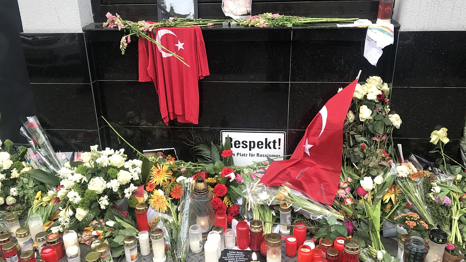 Almanya'daki ırkçı saldırıda hayatını kaybeden Türk vatandaşlarını böyle andılar 