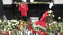 Almanya'daki ırkçı saldırıda hayatını kaybeden Türk vatandaşlarını böyle andılar 