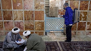 Opération de désinfection dans la ville sainte de Qom, en Iran, le 25 février 2020