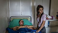 Un combatiente kurdo recibe una visita en el hospital