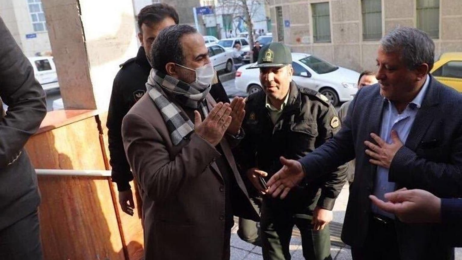 محسن هاشمی، رئیس شورای شهر تهران (راست) و محمد رحمان زاده، شهردار منطقه ۱۳ تهران (چپ)