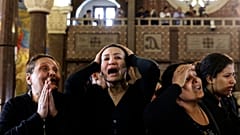 مصريات مسيحيات تبكين أقاربهن ضحايا الهجوم على كنيسة نخلة في الإسكندرية مصر  10/04/2017