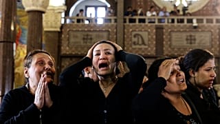 مصريات مسيحيات تبكين أقاربهن ضحايا الهجوم على كنيسة نخلة في الإسكندرية مصر  10/04/2017