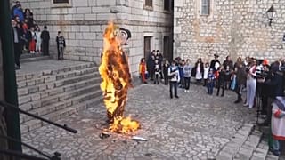 Indignación en Croacia por la quema de una estatua de carnaval que representa a una pareja gay
