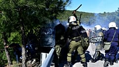 Λέσβος: Νέα επεισόδια στην Καράβα - Γενική απεργία στο Βόρειο Αιγαίο