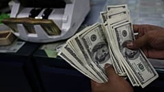سرایت کرونا به بازار ارز؛ نرخ دلار به بالاترین حد در ۱۷ ماه گذشته رسید