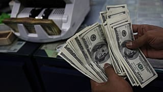 سرایت کرونا به بازار ارز؛ نرخ دلار به بالاترین حد در ۱۷ ماه گذشته رسید