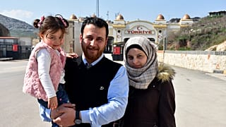 Babasının "savaş oyunu" oynattığı küçük Selva ve ailesi Türkiye'ye getirildi