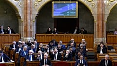 A szavazás eredménye a kijelzőn az Országgyűlés plenáris ülésén 2020. február 25-én