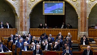 A szavazás eredménye a kijelzőn az Országgyűlés plenáris ülésén 2020. február 25-én
