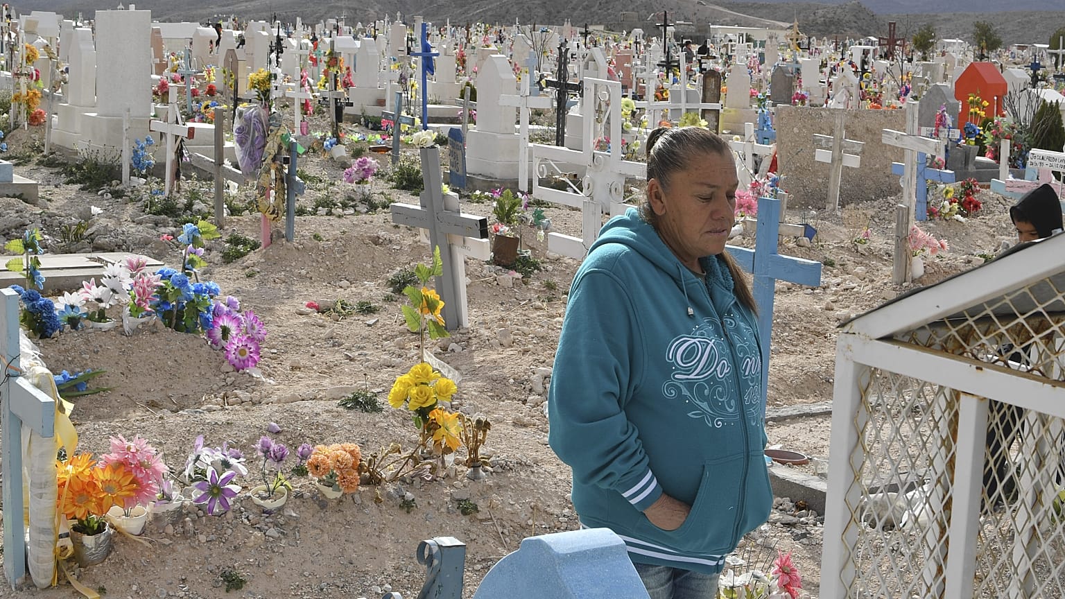Maria Guadalupe Guereca oğlunun mezarını ziyaret ederken