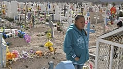 Maria Guadalupe Guereca oğlunun mezarını ziyaret ederken