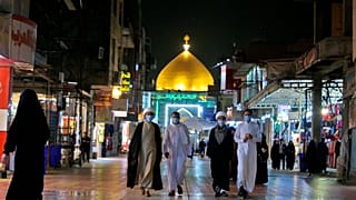 بعض الحجاج الشيعة يرتدون أقنعة خارج مرقد الإمام علي في النجف بالعراق  24/02/2020