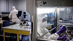 Des experts en bactériologie au travail dans un laboratoire français le 5 février 2020