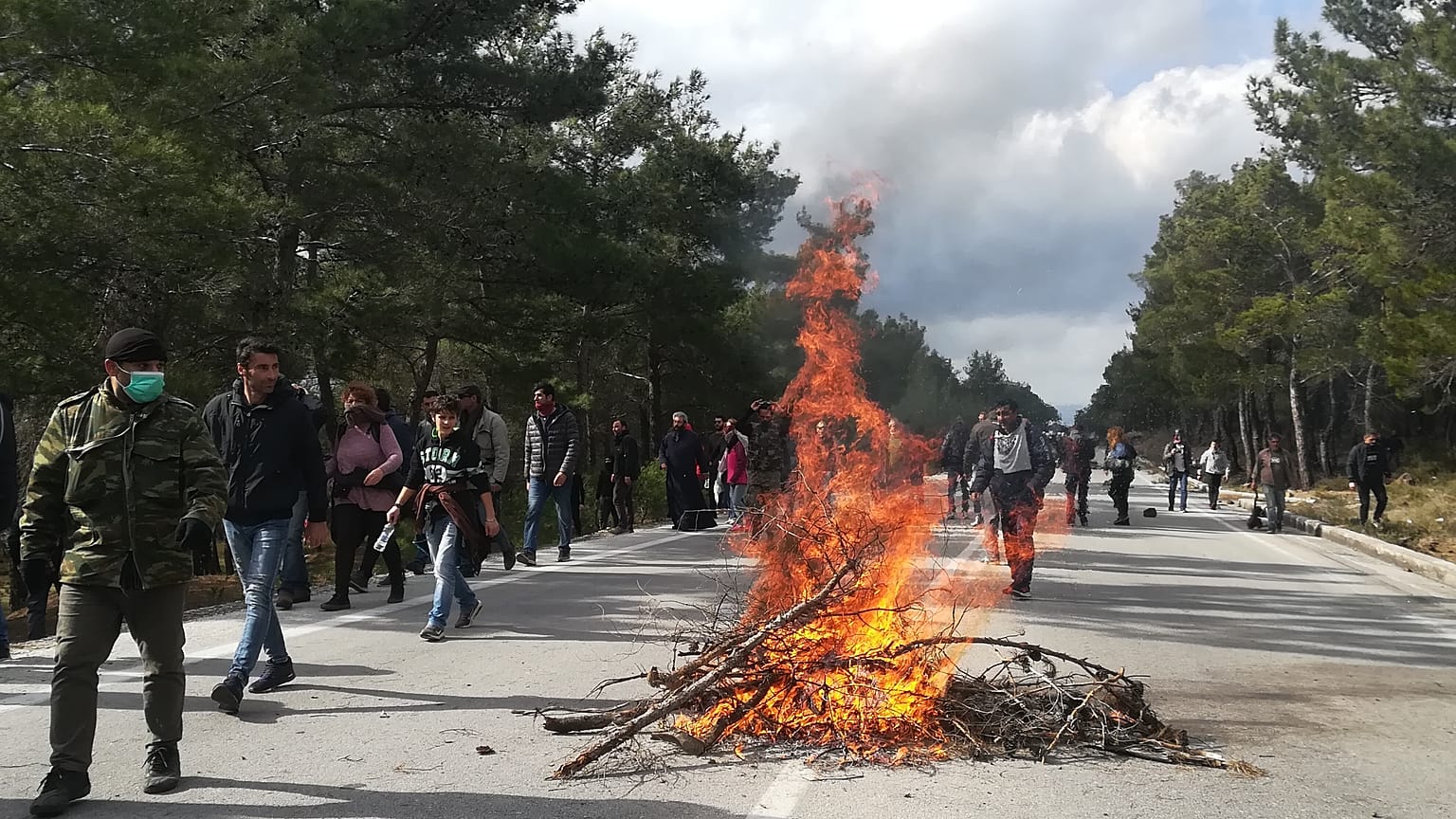 Λέσβος: Νέες συγκρούσεις κατοίκων και αστυνομίας - Μεγάλο συλλαλητήριο