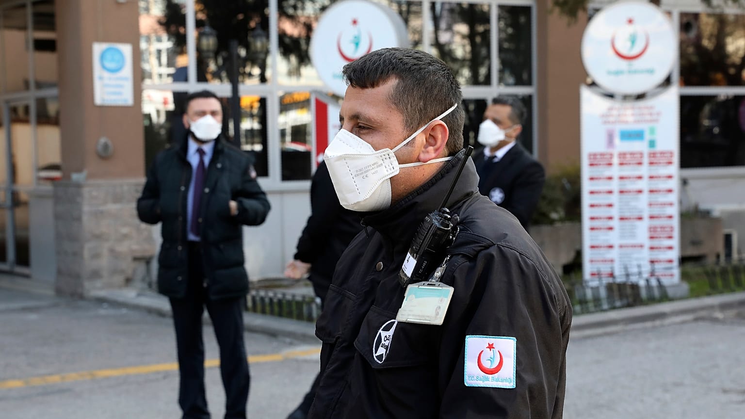 Türkiye koronavirüs salgınına karşı tedbirleri attırdı