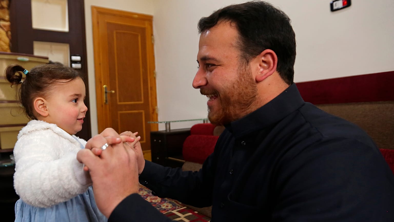 الأب السوري عبد الله محمد مع ابنته سلوى ذات الثلاث سنوات 23/02/2020