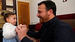 الأب السوري عبد الله محمد مع ابنته سلوى ذات الثلاث سنوات 23/02/2020