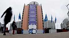 Kiemelkedő gazdasági növekedés, figyelmeztetés és kritika az EB-jelentésében Magyarországról