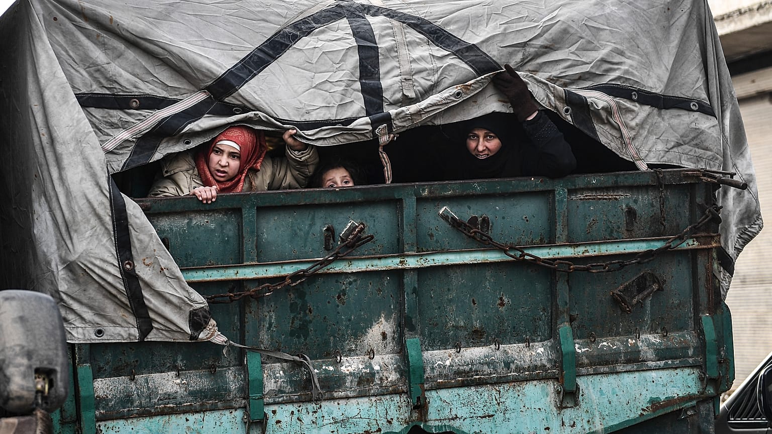 Civis em fuga de Idlib após bombardeamentos sobre a região