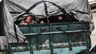 Civis em fuga de Idlib após bombardeamentos sobre a região