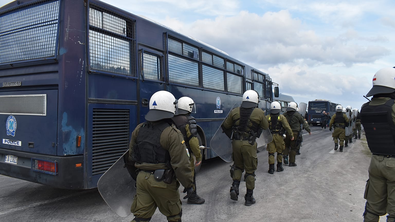 Άνδρες των ΜΑΤ περιμένουν διαδηλωτές στην περιοχή της Καράβας ( 27/2/20)