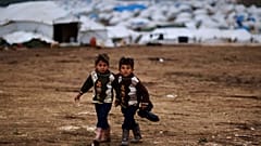 شاهد: مليون لاجئ سوري يكتظ بهم مخيم عتمة جراء أتون معارك إدلب 