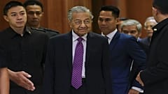    مهاتير محمد يصل إلى مكتبه في بوتراجايا. 2020/02/27