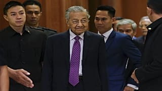    مهاتير محمد يصل إلى مكتبه في بوتراجايا. 2020/02/27