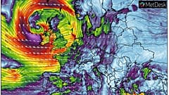 Previsión de viento e isobaras de presión el sábado a las 15:00 horas