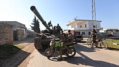 Des rebelles syriens soutenus par la Turquie entre dans la ville de Saraqeb dans la région d'Idleb, le 27 février 2020