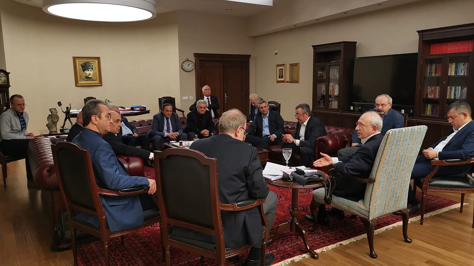 CHP Genel Başkanı Kemal Kılıçdaroğlu, İdlib'deki son gelişmeleri görüşmek üzere kurmaylarıyla bir araya geldi.  