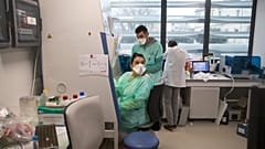 Des médecins du service d'infectiologie de l'hôpital de La Timone, à Marseille, le 27 février 2020