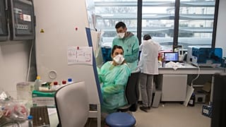 Des médecins du service d'infectiologie de l'hôpital de La Timone, à Marseille, le 27 février 2020