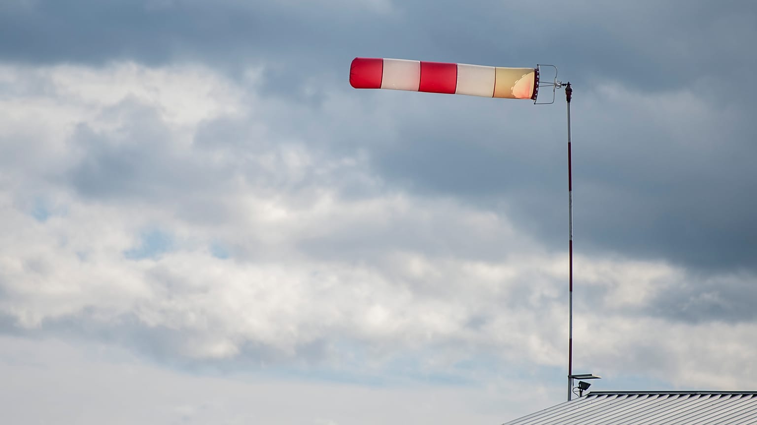 100 km/órás szél és havazás, havas eső nehezíti a pénteket